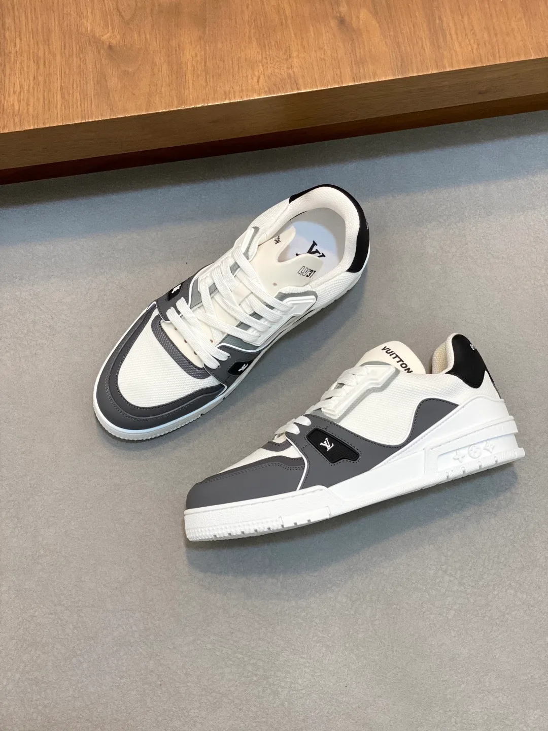 Men's shoes 💰900 Loui* Vuitto* - Louis ** donkey house New color matching men's trainer sneakers, this LV Trainer sneaker is made of calfskin and breathable mesh, showing pure colors, the #54 logo on the back traces the brand's birth in 1854, the designer's handwritten brand logo embellishes one side, designed by Virgil Abloh himself, a very commemorative sneaker, the new lv Louis Vuitton loui* vuitto* trainer sneaker low casual sports culture versatile basketball sneakers Size: 39-44 (customized at 38.45)